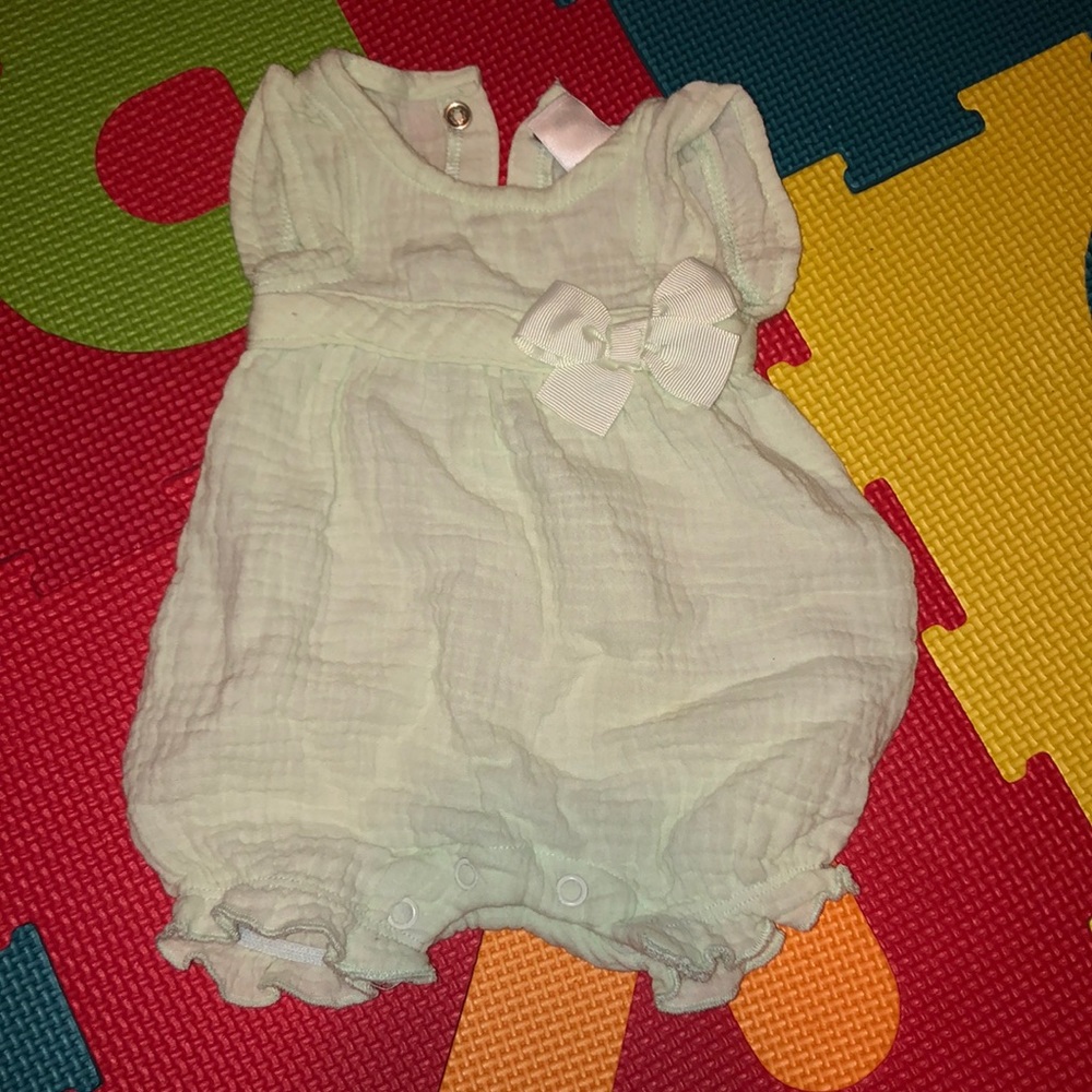 Pail green NB romper